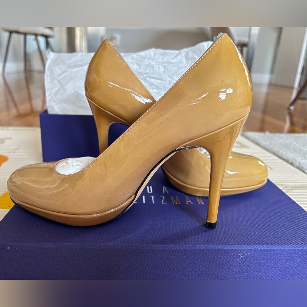 Stuart Weitzman Platswoon Adobe Aniline Patent Pump in Nude Beige. Sz 6